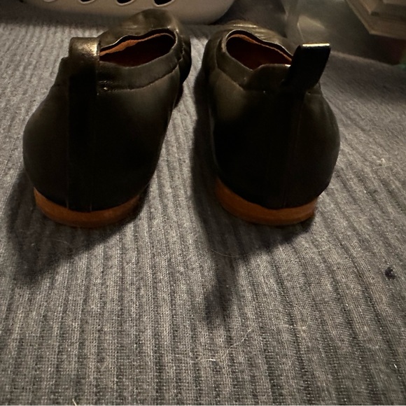 Clark’s slip on black flats - Picture 5 of 6